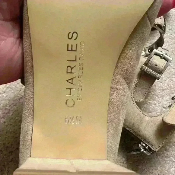 New Charles by Charles David size 6.5 round toed heels - Picture 2 of 2